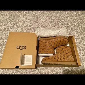 🔴SOLD🔴 Women’s UGG CLASSIC MINI II EMBOSSED BOOT